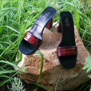 Fly vintage Gucci shoes! Color is BURGUNDY